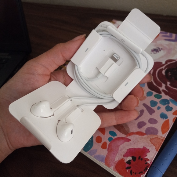 New Apple Earpods headphones - Picture 2 of 2